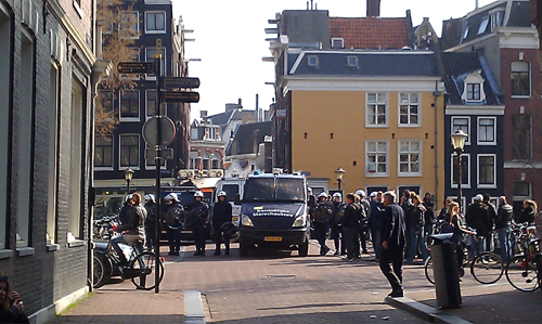 La Polizia schierata in assetto anti-sommossa su uno dei ponti del centro di Amsterdam