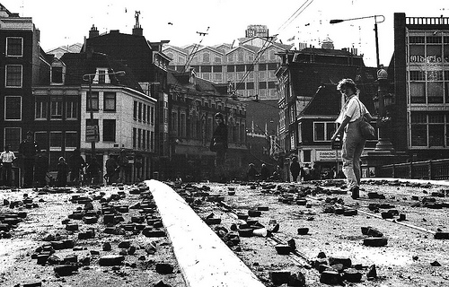 Una delle strade di Amsterdam dopo gli scontri durante l'incoronazione di Beatrice